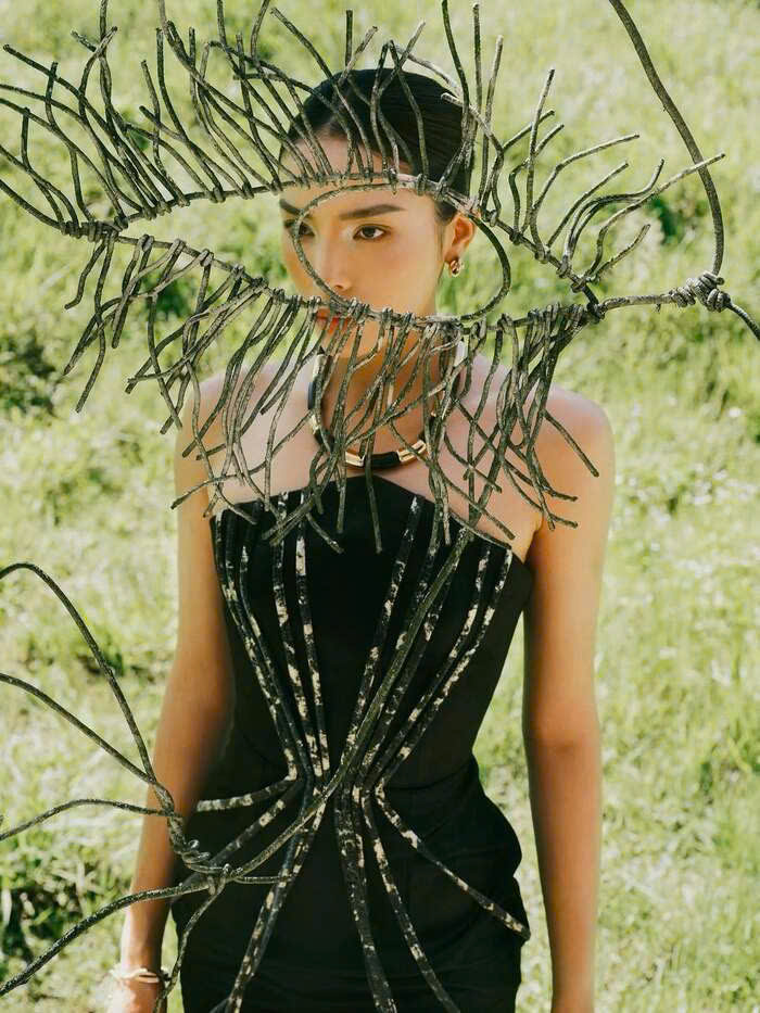 Thần thái kiêu hãnh cùng trang phục ôm sát của nàng hậu làm cho bộ ảnh thu hút người xem và lượt tương tác cao trên các nền tảng mạng xã hội. Ảnh: Instagram nhân vật