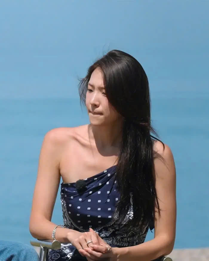 Dù là một ngôi sao quốc tế, tủ đồ của Mina Sue Choi lại cực kỳ gần gũi với những gạch đầu dòng tối giản: sơ mi trắng layer cùng áo không tay, váy suông đơn sắc hay những bảng màu trung tính. Chính sự đơn giản này đã làm nền hoàn hảo để tôn vinh khí chất và vẻ đẹp tự nhiên của cô.