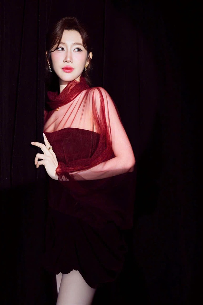 Thúy Ngân thoải mái thả dáng xinh đẹp tại thảm đỏ.