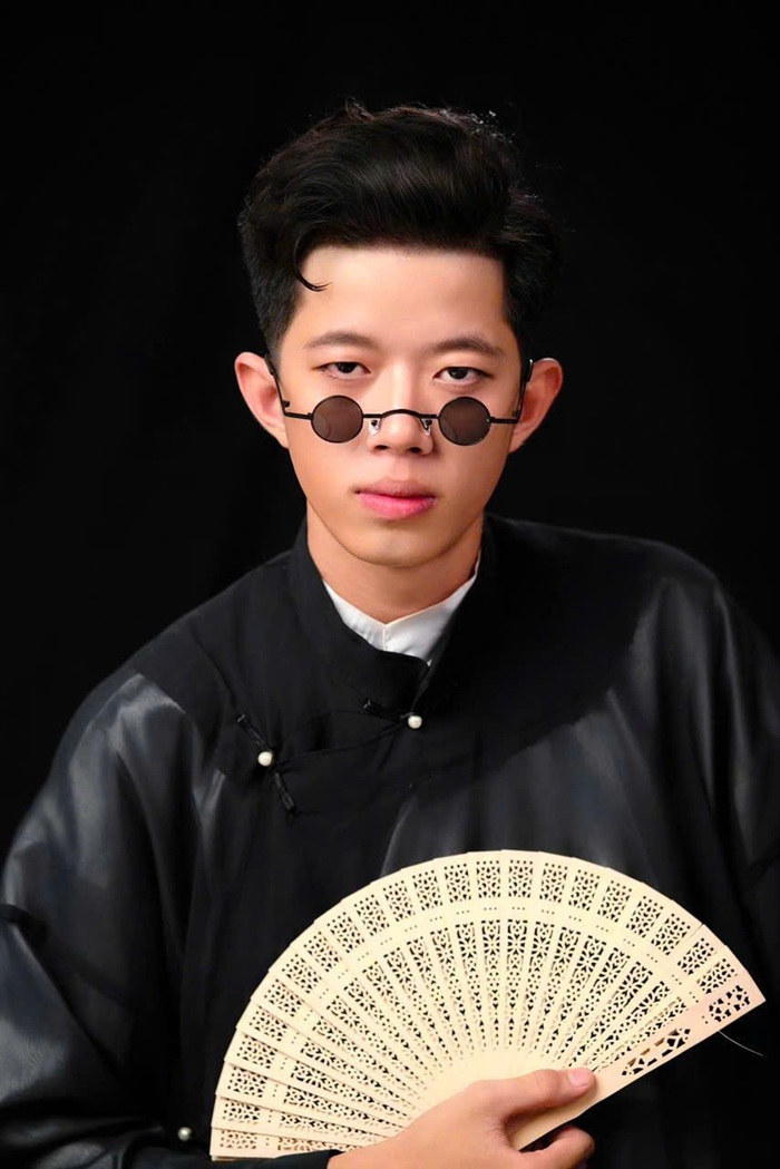 Hình tượng “ông thầy bói” trở lại, tiếp tục là dấu ấn đặc biệt gắn liền với tên tuổi Khánh Đăng. Ảnh: NVCC