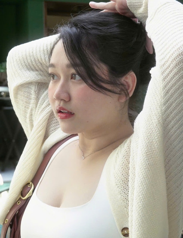 Góc hình cận giúp tone lên nét mặt thanh thoát của nữ diên viên Trúc Anh. Ảnh: FBNV. Góc hình cận giúp tone lên nét mặt thanh thoát của nữ diên viên Trúc Anh. Ảnh: FBNV.