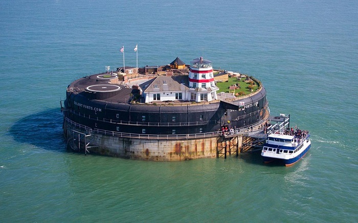 Một trong những khách sạn kỳ lạ nhất thế giới là khách sạn pháo đài ở Anh