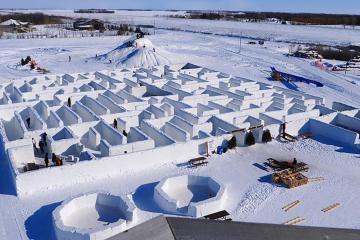 Choáng ngợp trước mê cung băng tuyết lớn nhất thế giới ở Canada