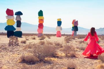 Seven Magic Mountains: Chiêm ngưỡng sắc màu rực rỡ phía Nam Las Vegas