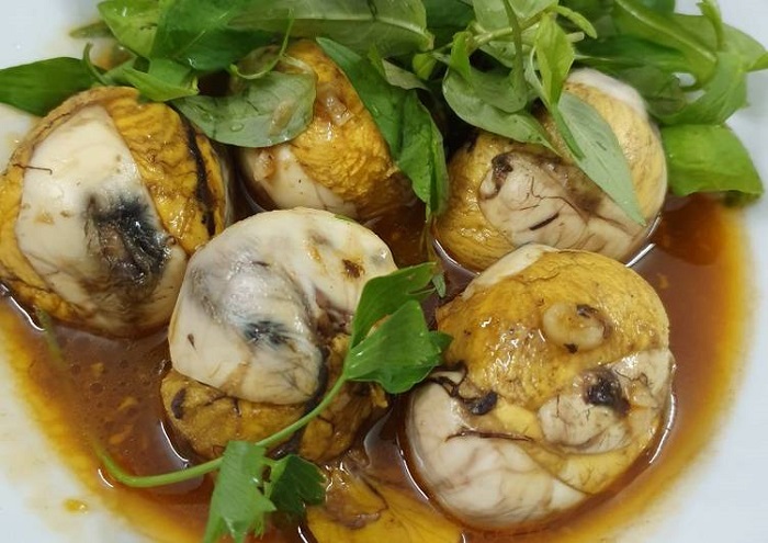 Trứng vịt lộn là món ăn của Việt Nam cũng góp mặt trong danh sách nhứng món ăn rùng rợn nhất thế giới. 