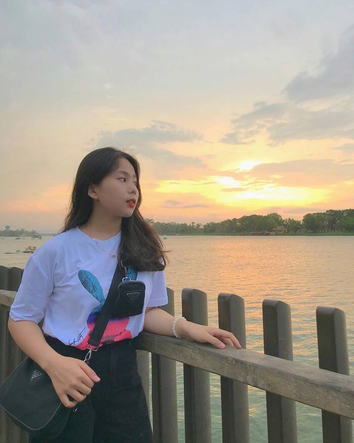 Cầu gỗ lim Huế - Góc check-in mới lạ tọa lạc bên bờ sông Hương thơ mộng