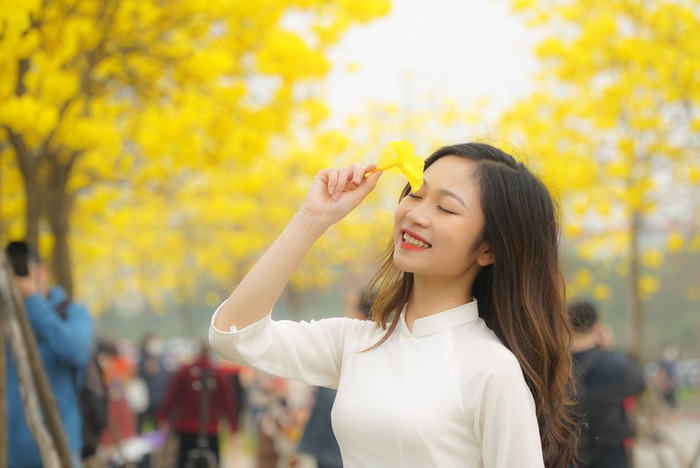 những cô gái ở độ tuổi 18 đôi mươi thích thú đến check - in ở Con đường hoa phong linh Hà Nội này