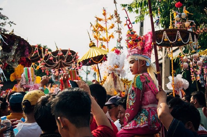 du lịch Thái Lan tháng 4 - lễ Poy Sang Long