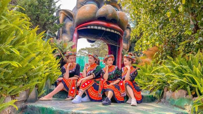 Khu du lịch Quỷ Núi Đà Lạt nằm lọt thỏm trong thung lũng tươi mát, xung quanh là những đồi thông xanh rì rào lộng gió.