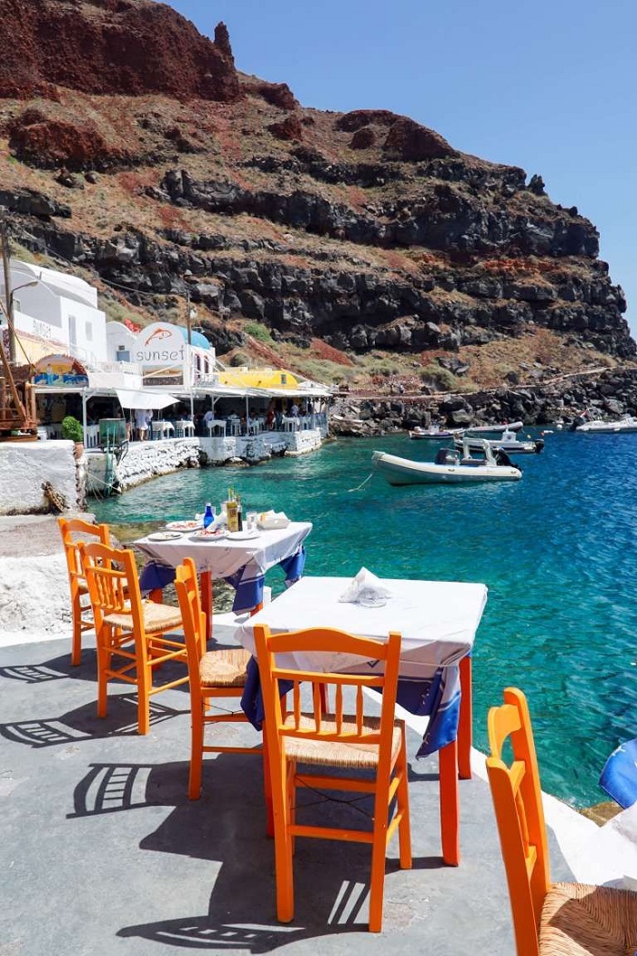 Ngắm hoàng hôn ở Santorini