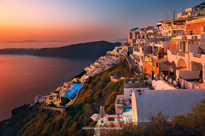 Ngắm hoàng hôn ở Santorini