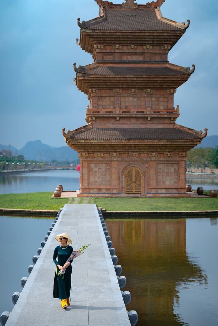 Phố cổ Hoa Lư Ninh Bình được phân thành 2 khu vực: Khu vực giới thiệu sản phẩm và khu ẩm thực