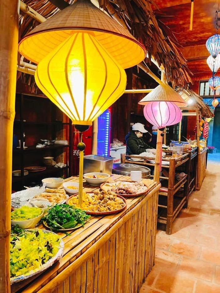 khi đến phố cổ Hoa Lư Ninh Bình, du khách sẽ được thưởng thức các món ăn truyền thống, thơm ngon, đậm vị.
