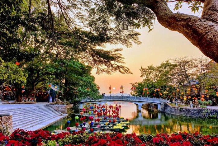 Xa xa phố cổ Hoa Lư Ninh Bình là những chiếc thuyền thúng được trang trí lộng lẫy
