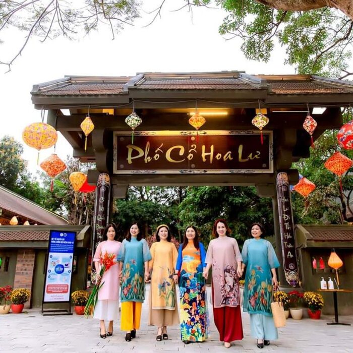 Phố cổ Hoa Lư Ninh Bình được tạo dựng trong khuôn viên của núi Kỳ Lân ở số 1 Trần Hưng Đạo