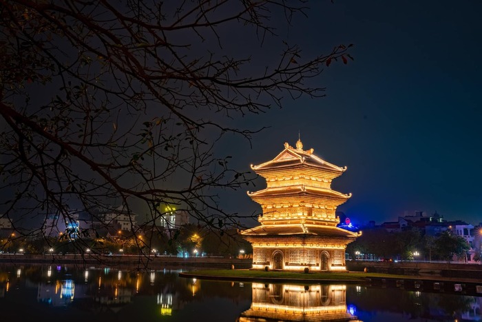Điểm nhấn đặc biệt khi bạn đến với phố cổ phố cổ Hoa Lư Ninh Bình, vào ban đêm hai tòa bảo tháp bên cạnh khu phố cổ được thắp đền điện phát sáng lung linh