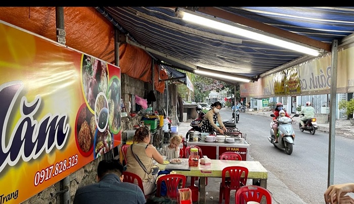 quán bánh căn ở Nha Trang