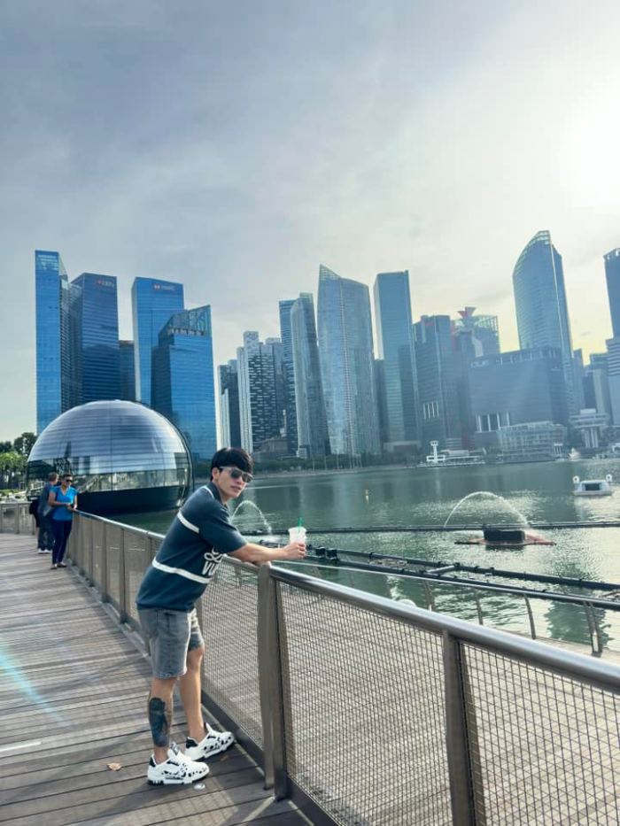 Uyên Linh du lịch Singapore