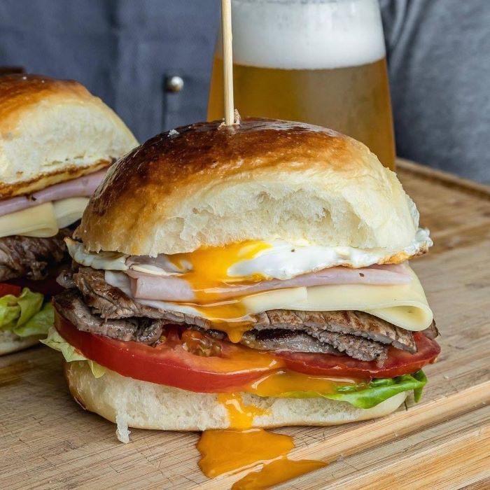 du lịch uruguay thưởng thức bánh mì chivito