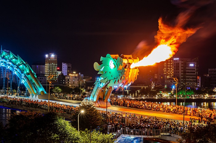 Cầu Rồng phun lửa vào các tối cuối tuần là trải nghiệm chơi gì ở Đà Nẵng sau 21h