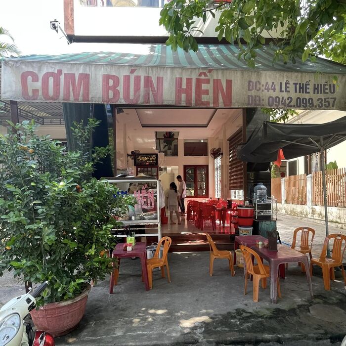 Đến đây bạn có thể thưởng thức tô bún chắt chắt Quảng Trị tại rất nhiều quán ăn.