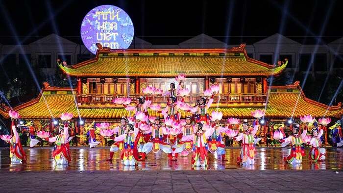 chơi gì ở Grand World Phú Quốc - xem show Tinh hoa Việt Nam
