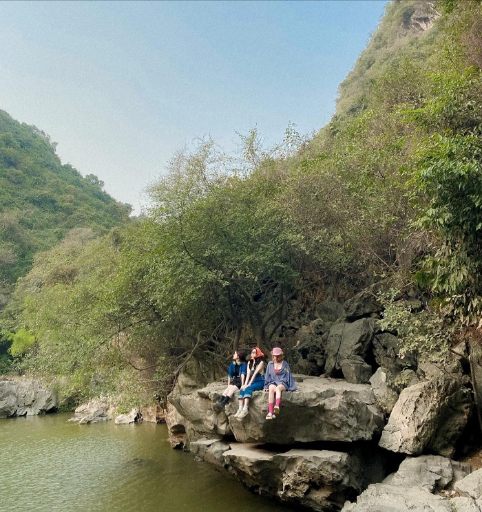 Trong chuyến đến thăm chùa cây thị Hà Nam đừng quên rủ hội bạn thân tới khám phá Ao Dong Hang Luồn