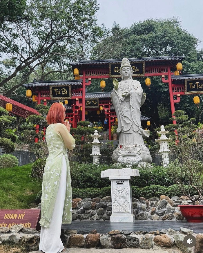 Bức tượng Bồ Tát Quán Thế Âm cao lớn ngay cổng vào chùa cây thị Hà Nam