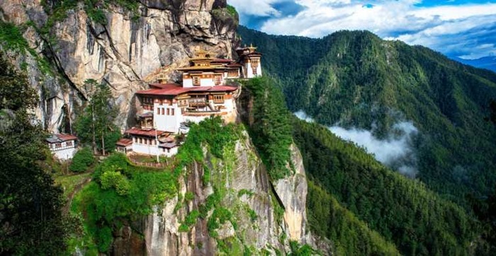 Nếu du khách di chuyển đến Bhutan từ Ấn Độ thì Phuentsholing sẽ là điểm dừng chân đầu tiên. 