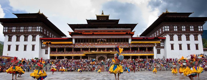 hi du lịch Bhutan vào mùa xuân, du khách sẽ có cơ hội tham gia lễ hội Punakha Tshechu và thưởng thức các điệu múa mặt nạ truyền thống cùng với nhiều hoạt động vui chơi với người dân bản địa