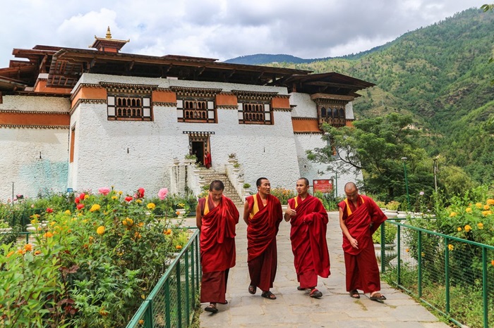 Khí hậu ở Bhutan vào mùa xuân nhìn chung là khá dễ chịu, khi trời nhiều nắng và không khí cũng ấm hơn. 