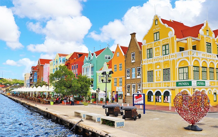 Các con phố ở Willemstad, Curaçao là lí do khiến nơi đây trở thành điểm du lịch gia đình ở Caribe đáng ghé thăm