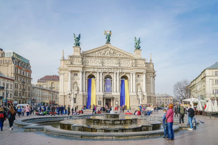 du lịch Ukraine tham quan nhà hát Phố cổ Lviv