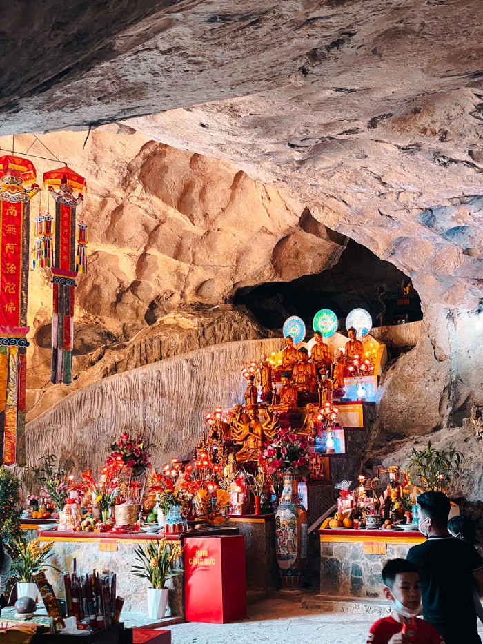 Không gian huyền bí trong chùa Tam Thanh khi du xuân Lạng Sơn
