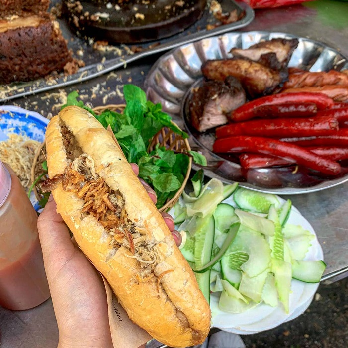 Bánh mì pate thơm ngon cho buổi sáng foodtour Nam Định