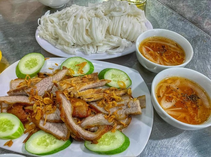 Phở chấm xá xíu cho bữa tối no nê trong ngày cuối chuyến foodtour Nam Định