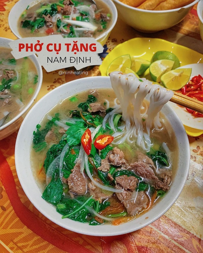 Nước dùng ngon ngọt tự nhiên cùng phần thịt bò đầy đặn cho foodtour Nam Định