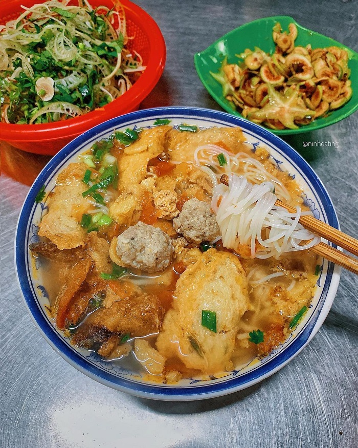 Bạn có thể gọi thêm topping nếu muốn trong chuyến foodtour Nam Định