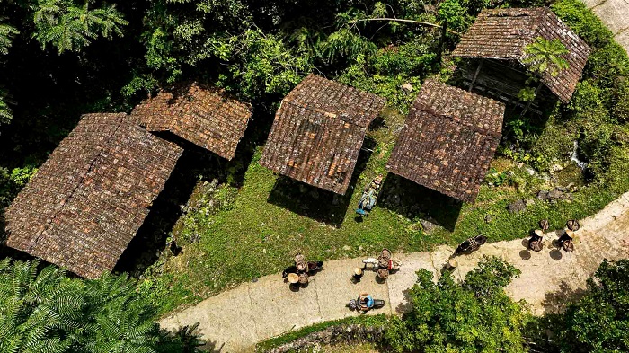 Ngay từ khi đặt chân vào làng nghề Lũng Rì, bạn sẽ thấy những căn nhà mái ngói âm dương đặc trưng