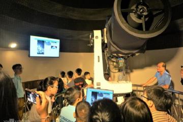Du khách có thể ngắm vũ trụ đêm qua kính thiên văn ở Quy Nhơn