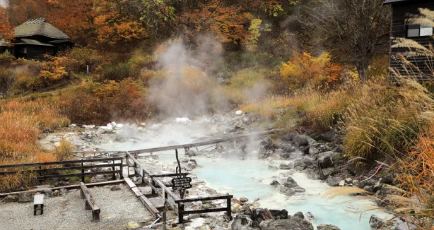 Suối nước nóng Nyuto Onsen giàu khoáng chất là địa điểm không thể bỏ lỡ trong cẩm nang du lịch Akita