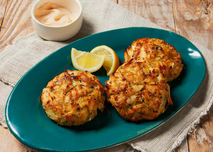 Maryland Crab Cakes – bánh cua chiên giòn với lớp vỏ vàng rụm, bên trong đầy ắp thịt cua thơm ngon