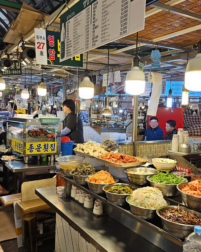 Thưởng thức ẩm thực tại chợ Gwangjang vào buổi tối