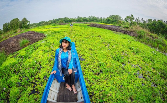 Đi thuyền du ngoạn khu bảo tồn du lịch Lung Ngọc Hoàng Hậu Giang