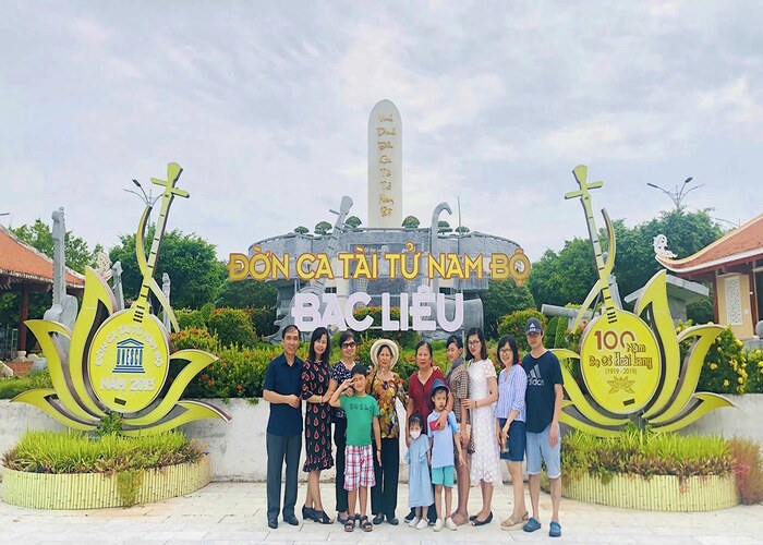 Du khách tham quan khu lưu niệm nhạc sĩ Cao Văn Lầu Bạc Liêu