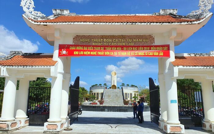 Cổng vào khu lưu niệm nhạc sĩ Cao Văn Lầu Bạc Liêu