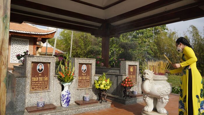 Ghé thăm mộ cố nhạc sĩ nằm trong khu lưu niệm nhạc sĩ Cao Văn Lầu Bạc Liêu