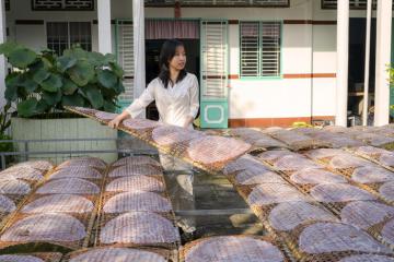Về thăm làng bánh tráng cù lao Mây Vĩnh Long tồn tại gần 100 năm nơi mảnh đất miền Tây hiền hòa