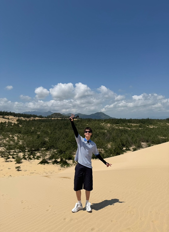 Phong cách thời trang tối giản, phù hợp với việc ghi hình. Ảnh: FBNV