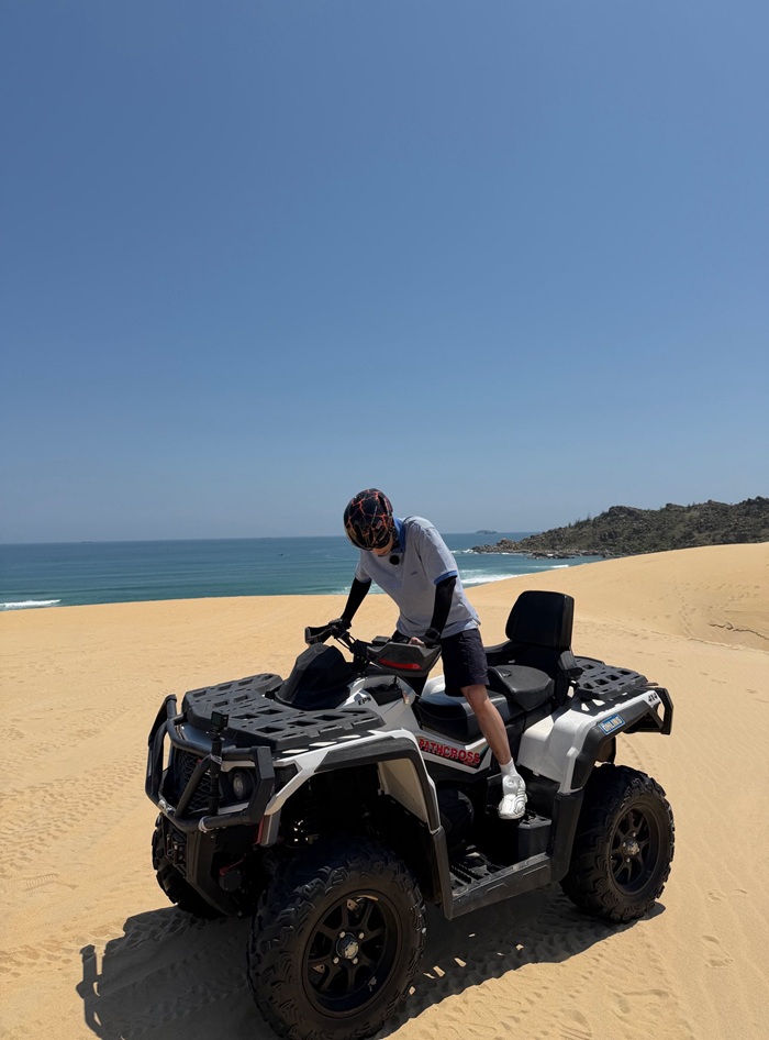 Negav lái xe địa hình trải nghiệm hoạt động du lịch tại Gia Lai giữa cái nắng của Tây Nguyên. Ảnh: FBNV